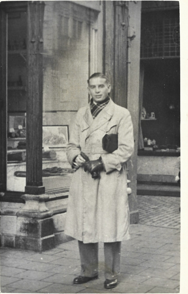 Albert Heldoorn in de grotestad, straatportret, ongeveer 25 jaar — circa 1949/1950