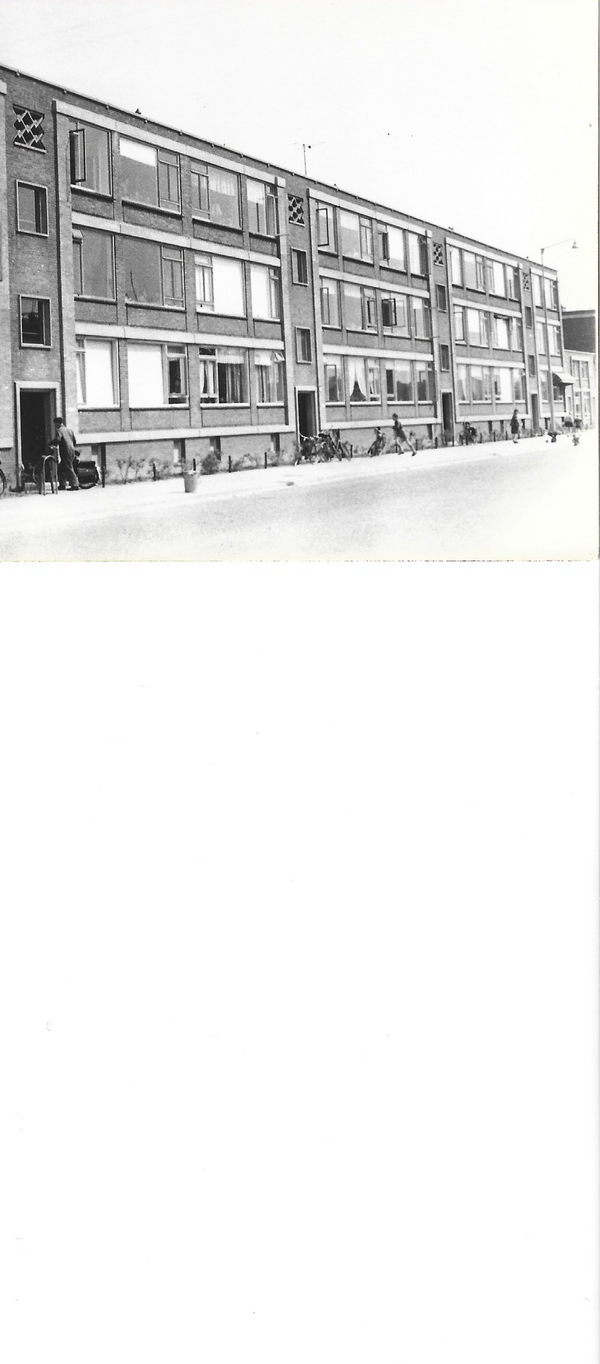 Zwart-witfoto van het portiekenflat-complex aan de Plantage in Beverwijk waar het gezin Heldoorn-Bosma woonde.