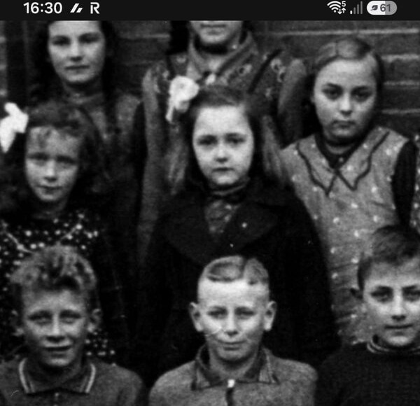 Klassenfoto Wilsum 1937 — Albert staat op de tweede rij