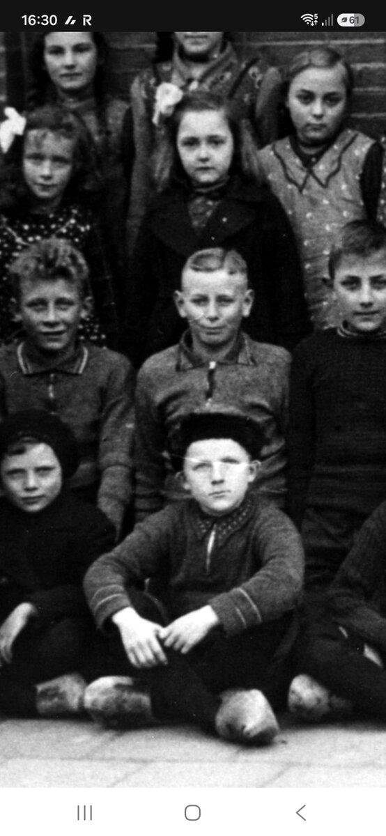 Klassenfoto van de Openbare Lagere School in Wilsum, 1937. Albert Heldoorn staat op de tweede rij.